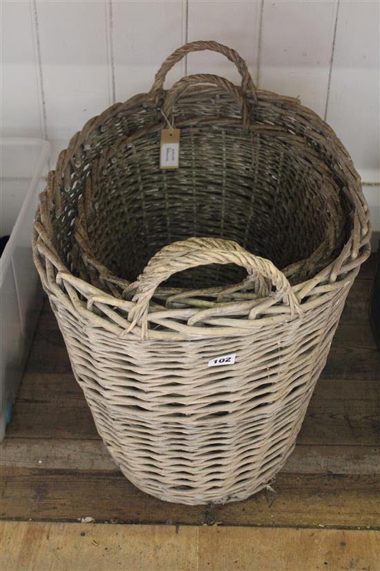 2 graduated baskets